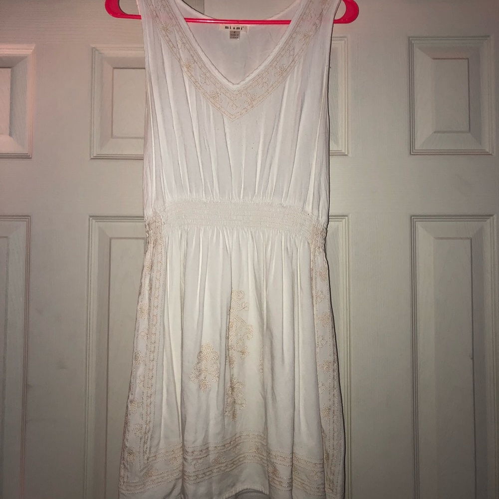 White loose dress